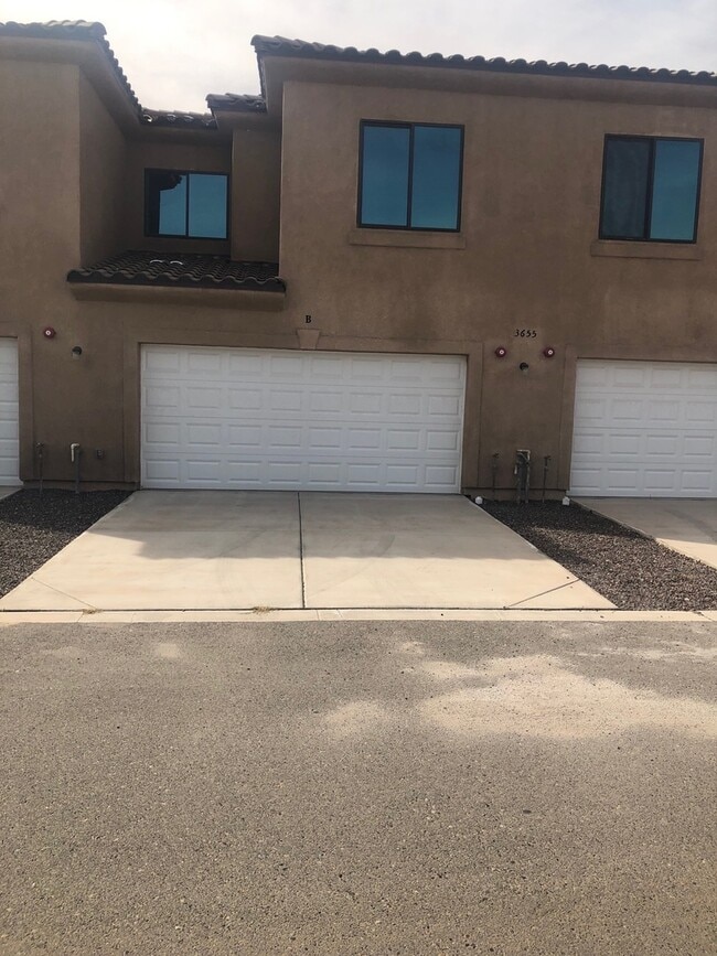 Building Photo - Fully Furnished- Eldorado Town Home