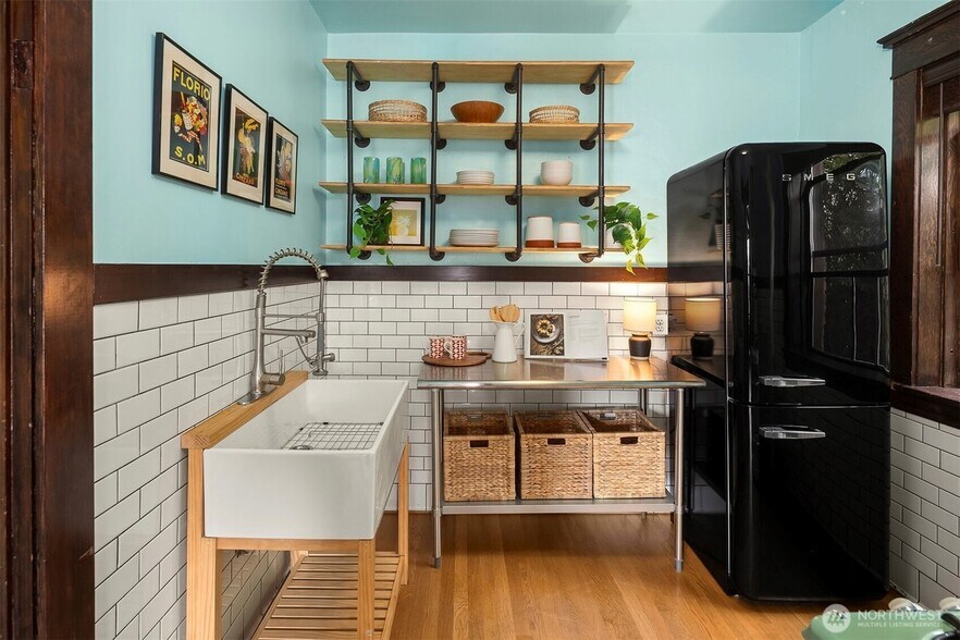 Kitchen Sheving - 416 E Roy St