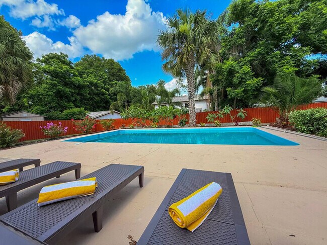 Building Photo - 904 15th St NE