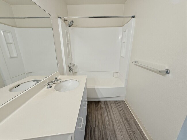 Building Photo - Updated Ground-Floor 1BR Condo in Palm Villas II