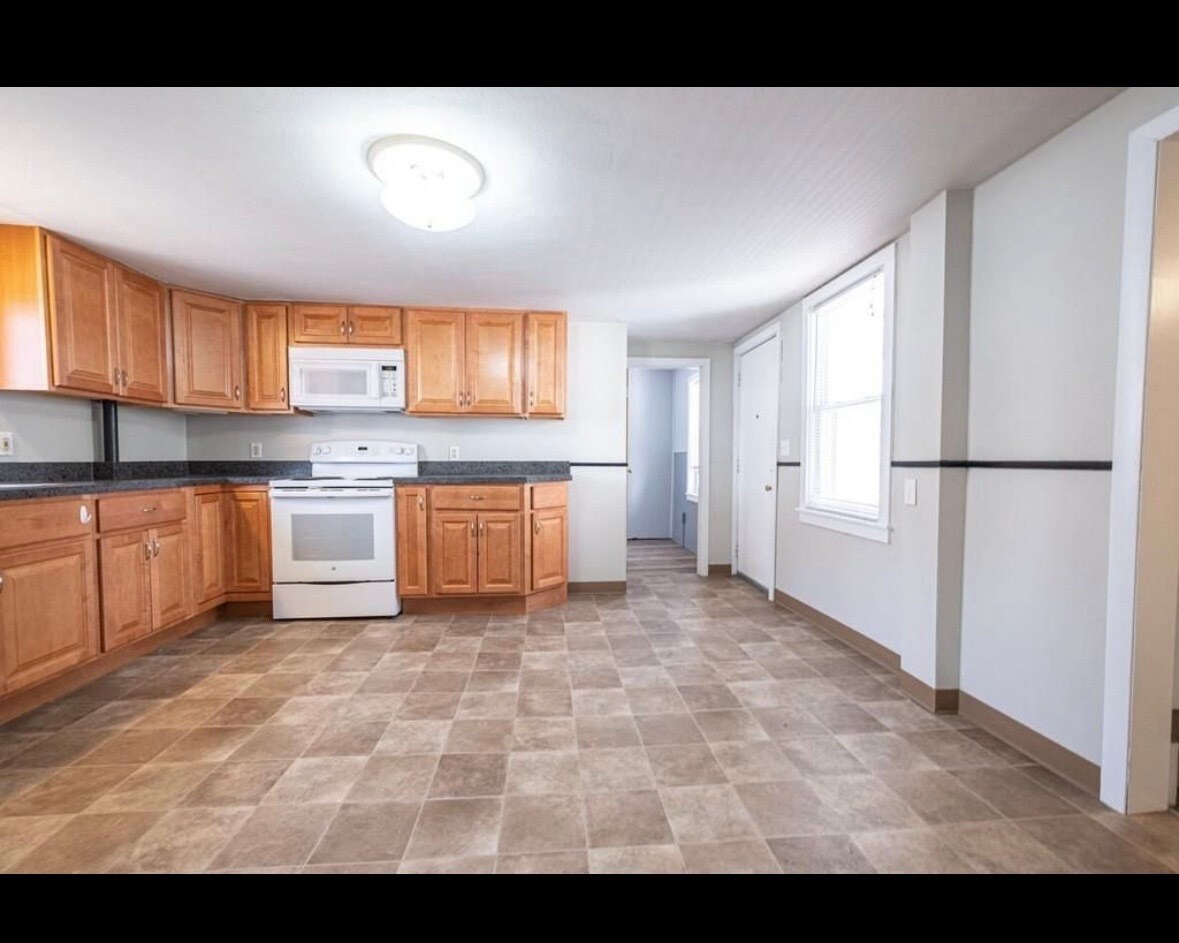 Photo does not include updated stainless steel oven, dishwasher and fridge. - 212 South St
