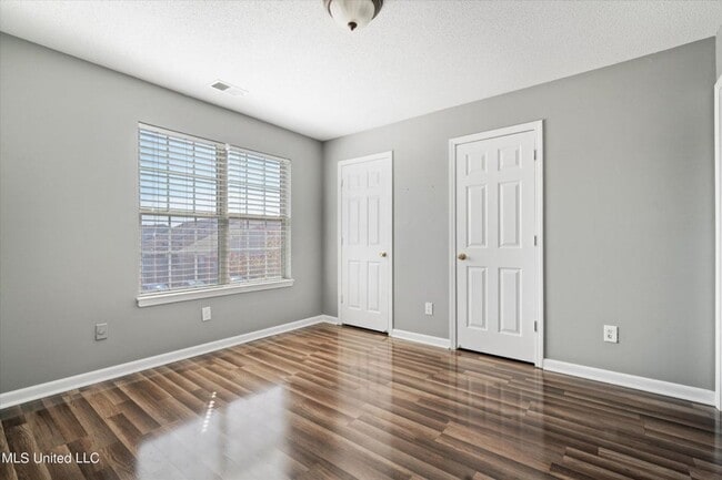 Building Photo - SUPER CUTE THREE BEDROOM 3 BATH TOWNHOME