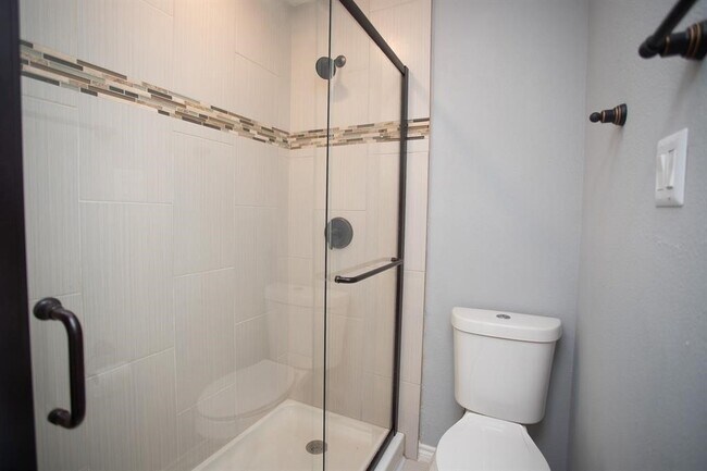 Building Photo - 5821 W Sunforest Dr