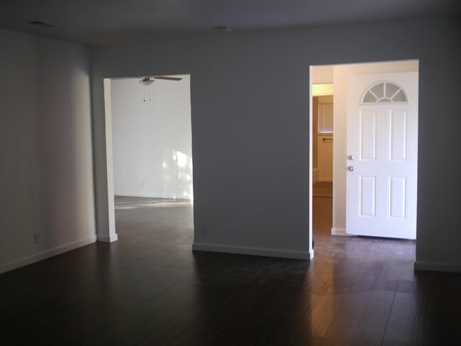 Building Photo - Charming 2-Bed, 1.5-Bath Home with 2-Car Garage in Hesperia, CA!