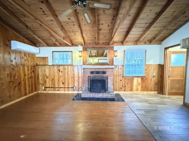 Building Photo - Large Studio Unit in Town w/ Fireplace and...