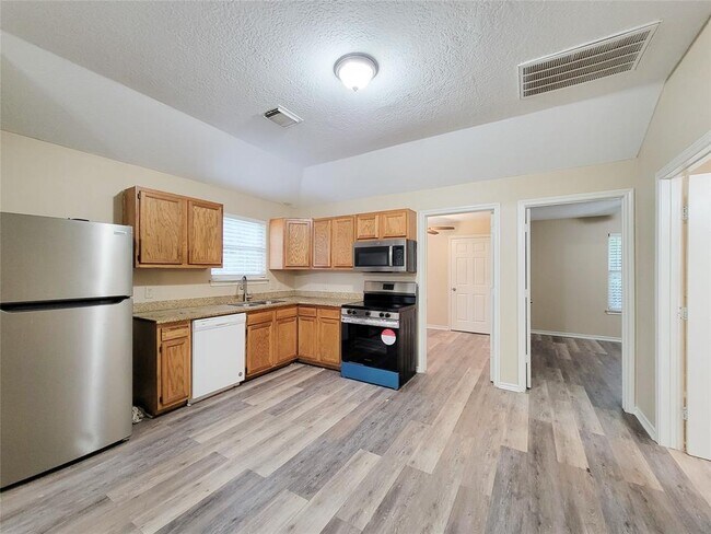 Building Photo - 12700 Royal Green Dr
