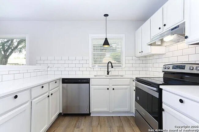 Building Photo - 3-Bedroom Home in Kirby Ready for Move-In!