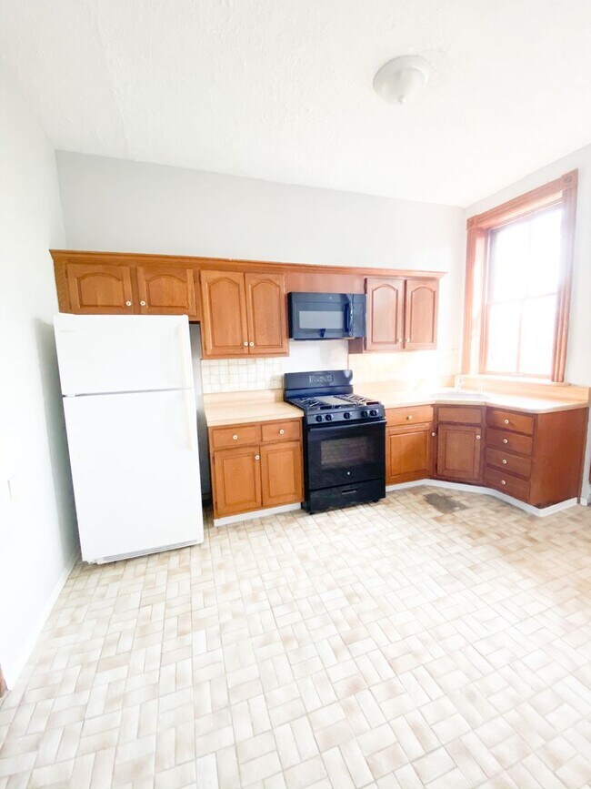 Building Photo - Spacious Historic Homestead on cobblestone drive, 3 Bed, Central AC