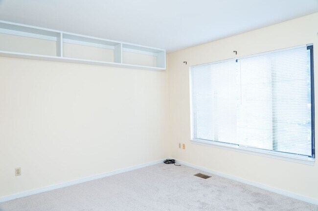 Building Photo - 1054 Cheshire Ct