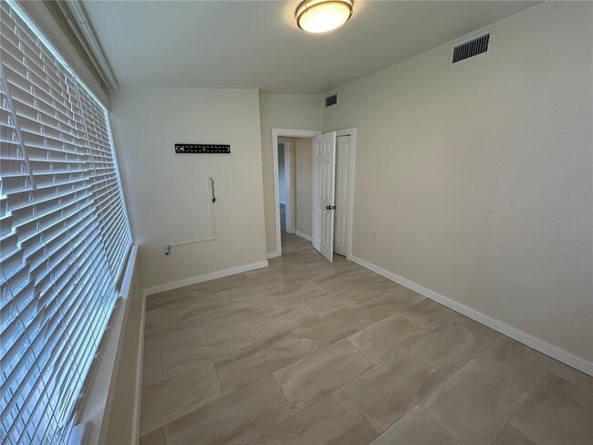 Building Photo - 303 Colonia Ln W