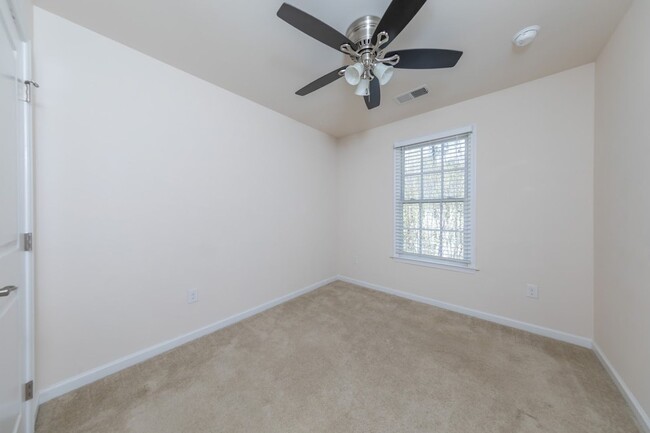 Building Photo - 121 Parkway Ct