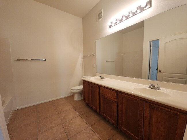 Building Photo - Beautiful 2 Bedroom / 2 Bath 1st floor Condo Unit in Sunset Cliffs.