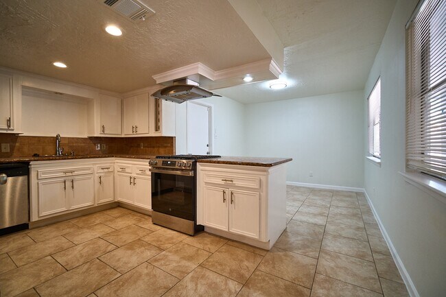 Building Photo - 14034 Utopia Dr