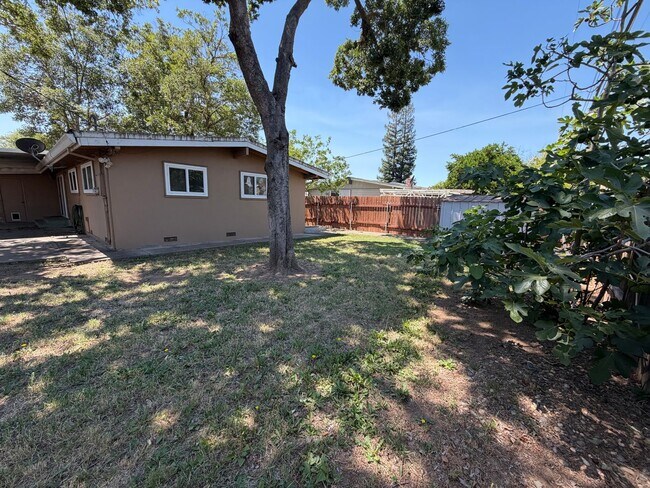 Building Photo - Adorable 3 bedroom 2 bath bungalow in Rosemont