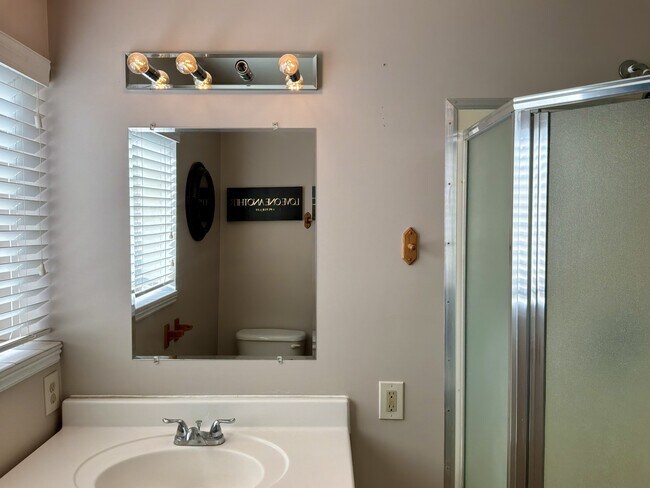 Building Photo - 385 Fir St