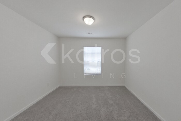 Building Photo - 215 Long Is Dr