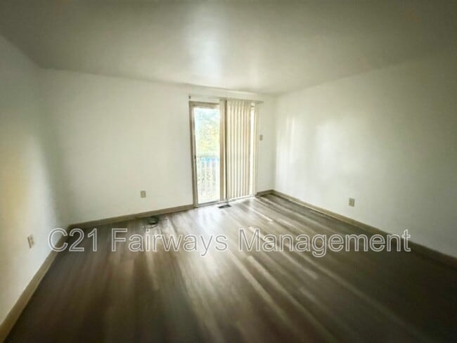 Building Photo - 335 Dersam St