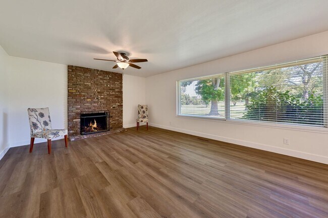 Building Photo - Renovated 2 Bedroom Condo Located on the F...