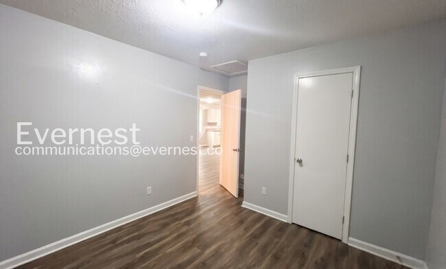 Building Photo - 715 W Creek Cir