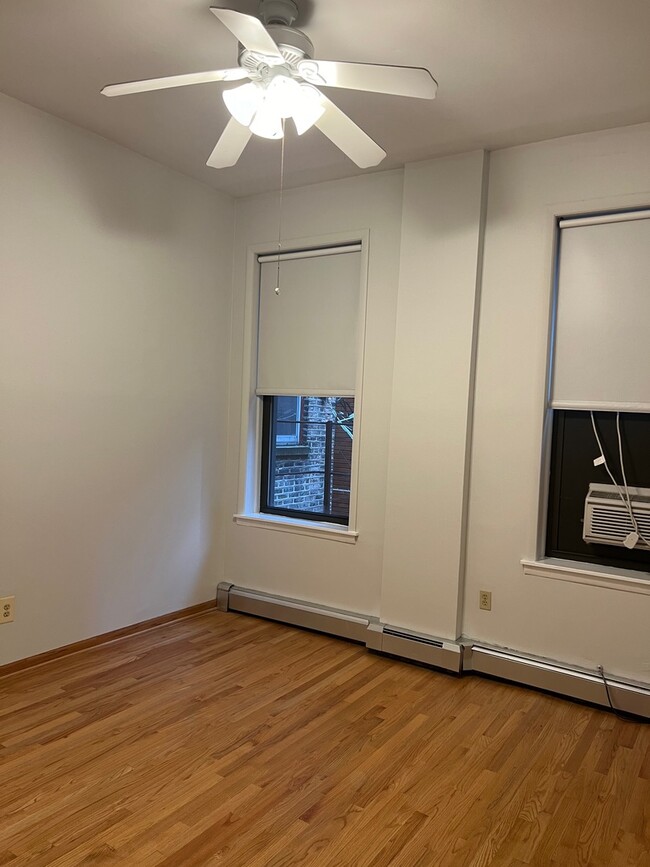 Building Photo - 452 W St James Pl