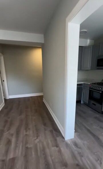 Building Photo - 515 W Belmont Ave