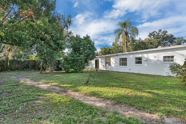 Building Photo - 833 Pinedale Ave