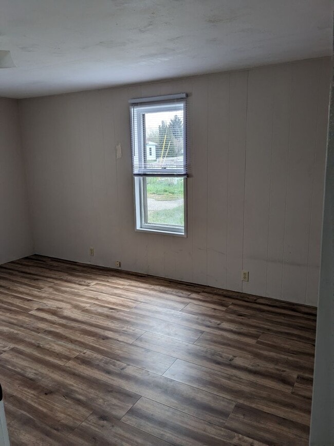 Building Photo - 3 Bed 2 Bath House Near Downtown Belgrade - Dogs Negotiable!