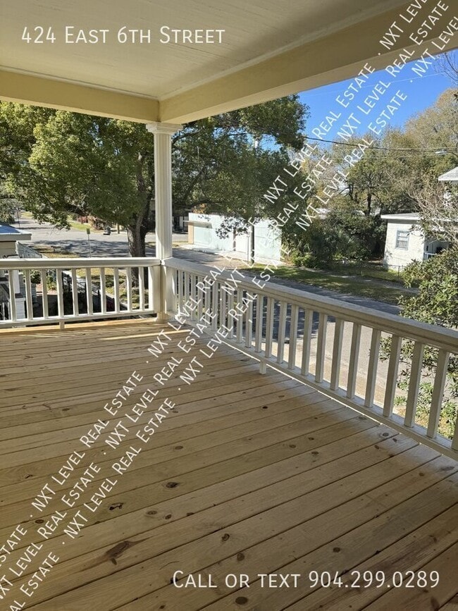 Building Photo - 424 E 6th St