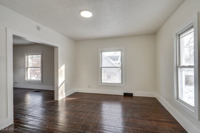 Building Photo - 155 W Walnut St