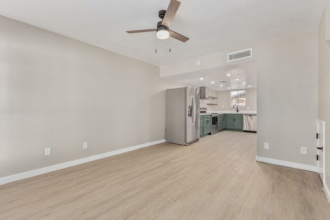 Building Photo - 736 S Farmer Ave