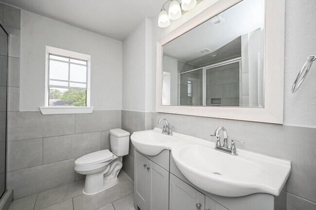 Building Photo - 1518 East Ave