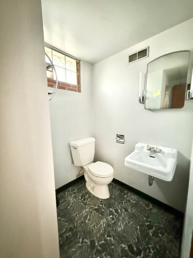 Building Photo - Move in ready home on Routt!