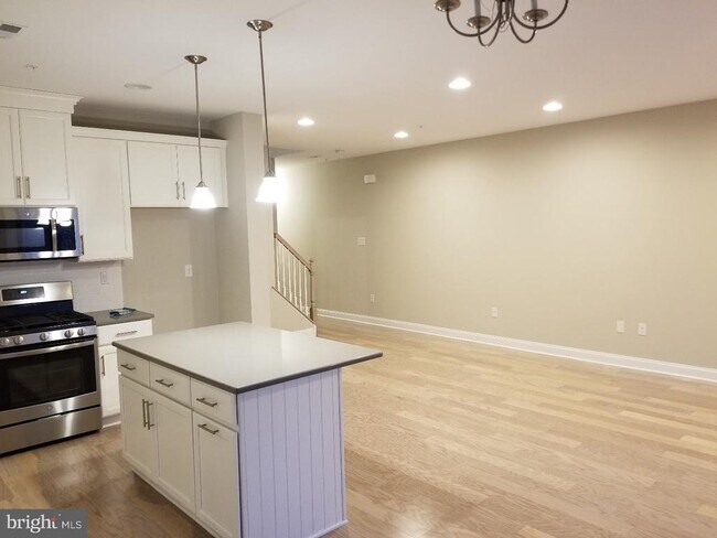 Building Photo - 754 W 2nd St