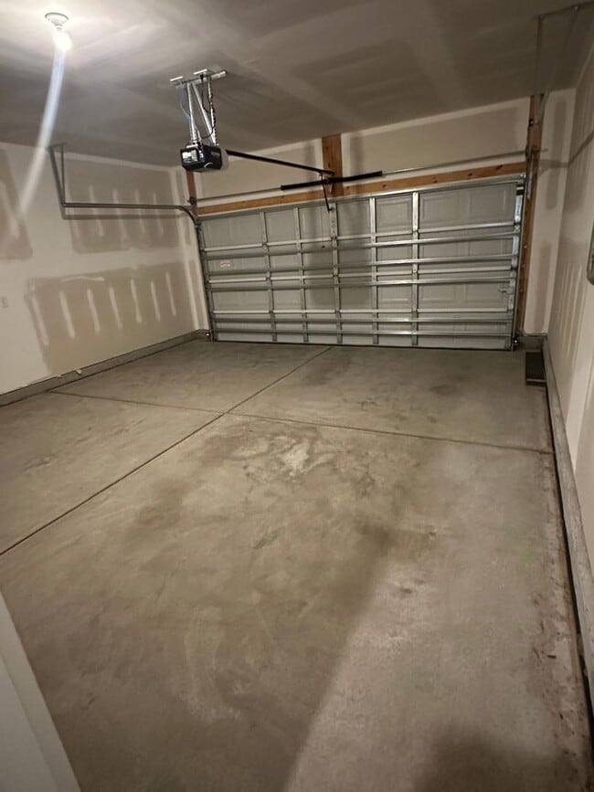 Building Photo - AMAZING LOCATION - 10 Minutes from both Su...
