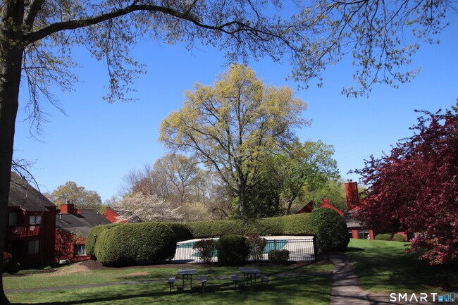 Building Photo - 53 Hollister Way N