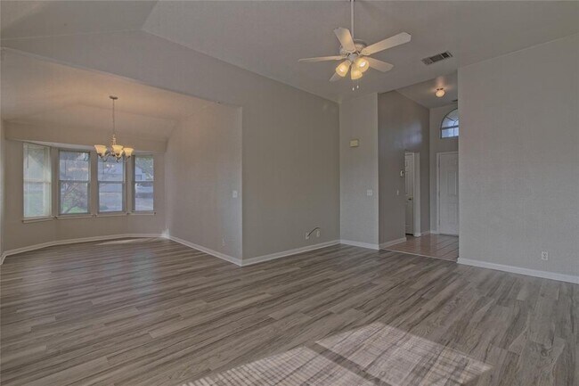 Building Photo - 300 Caladium Ct