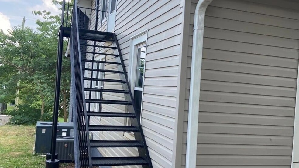 Entrance to unit B - 1919 Hoitt Ave