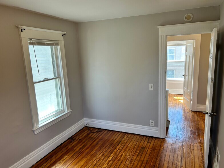 Building Photo - 16 Goebel Place