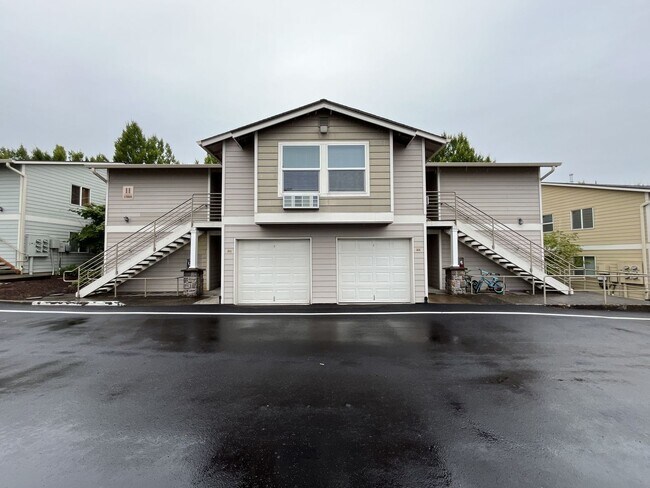Building Photo - Spacious 904 Sq Ft Home in Bethany with Garage Parking, Washer/Dryer & Modern Kitchen Features