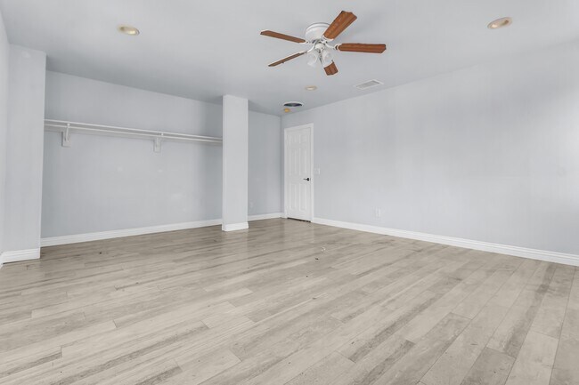 Building Photo - 952 E Cottonwood St