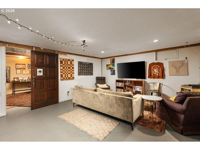 Building Photo - Classic Portland bungalow in Northeast Portland Available July 1st!