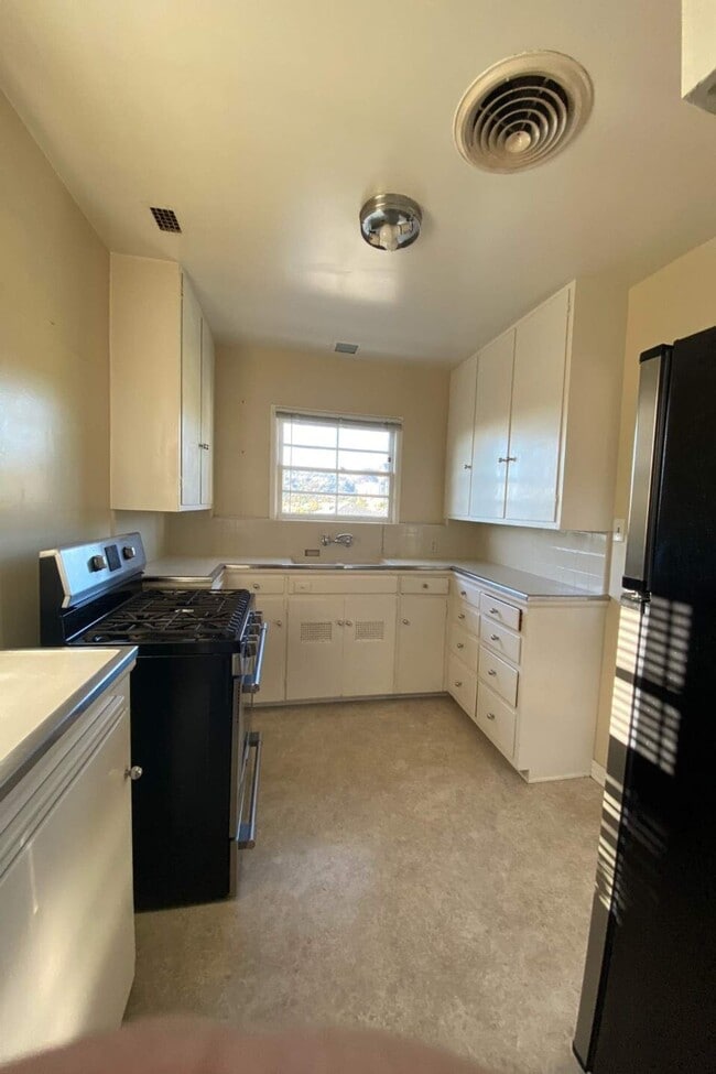 Building Photo - 4160 Holly Knoll Dr