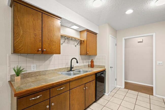 Building Photo - 10703 Parkfield Dr