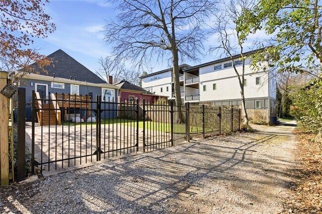 Building Photo - 1030 Kirkwood Ave SE