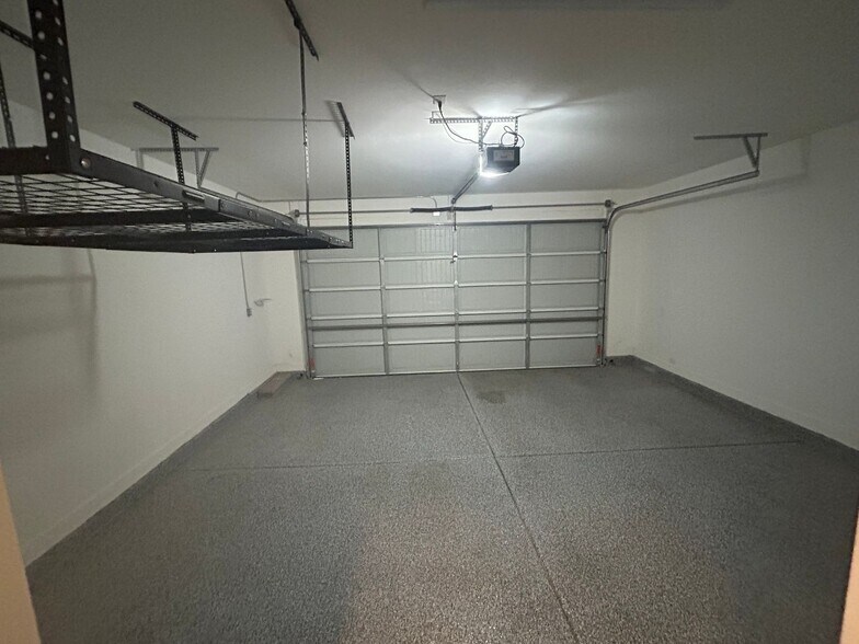 Building Photo - 598 Hazelnut Ln