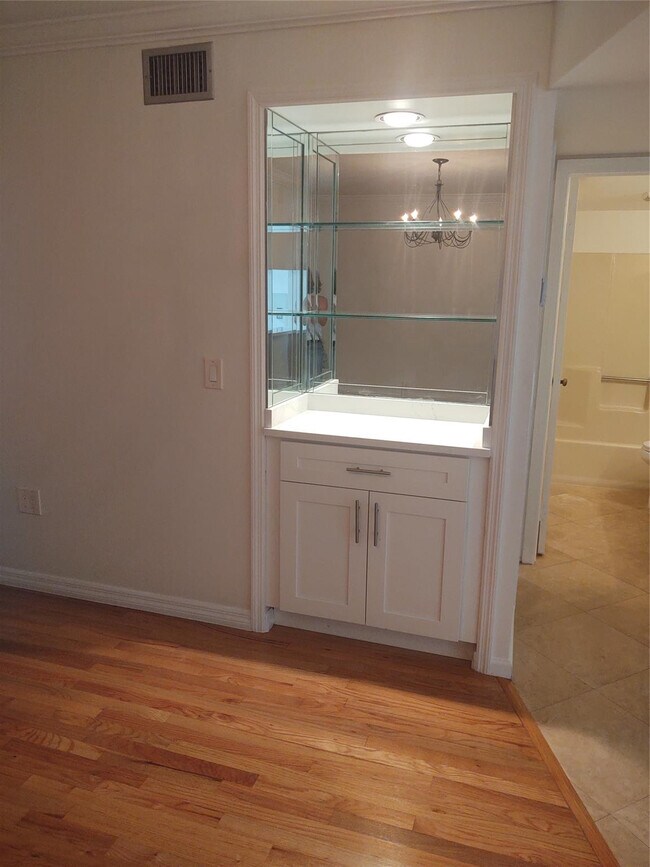 Building Photo - 301 Club Cir