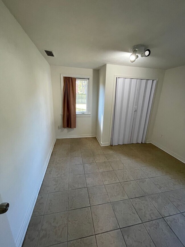 Building Photo - Split Level Home near Willow Lawn