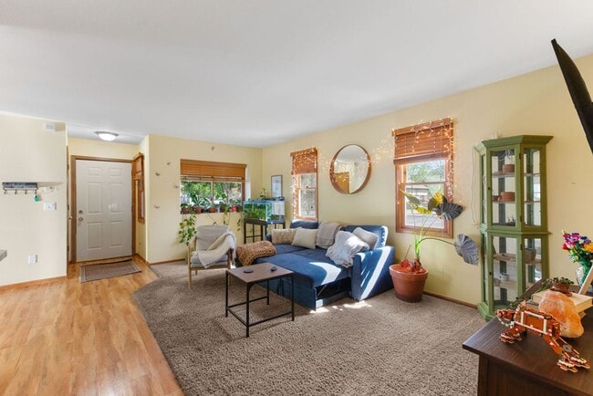 Building Photo - Classic 3 Bedroom 2 Bathroom in Fort Collins Ranch in an Incredible Location!