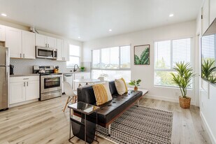 Building Photo - 331 1/2 N Alexandria Ave