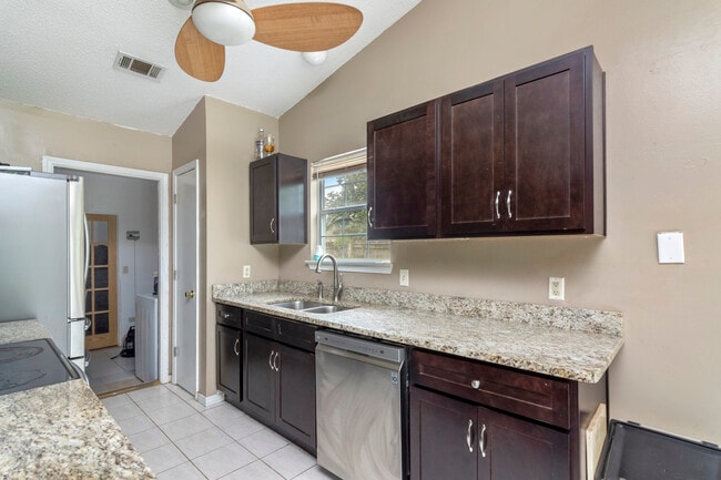 Building Photo - 14 Flora Cove